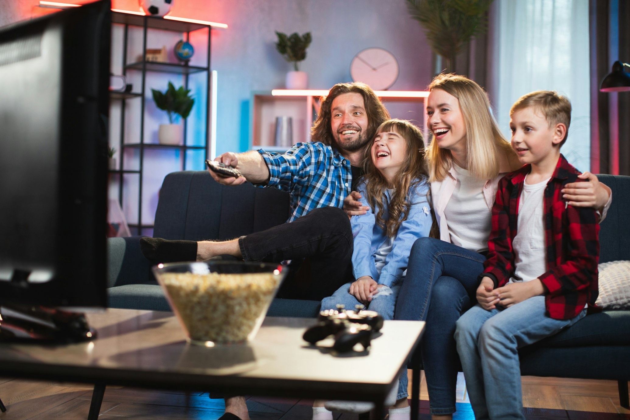 Famille regardant la television avec un abonnement IPTV